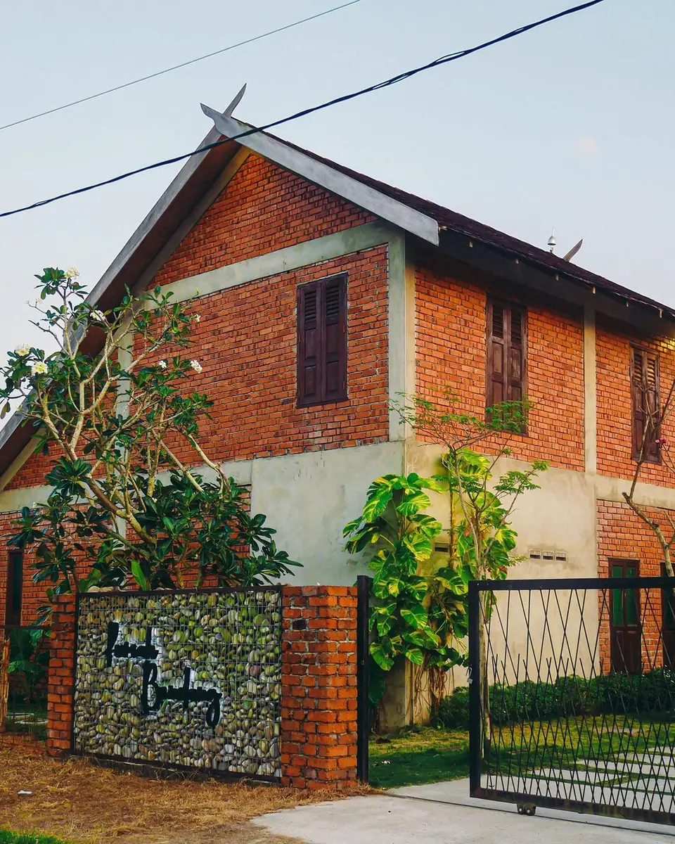 Entrance gate of Rumah Bendang with pebble-wall signage